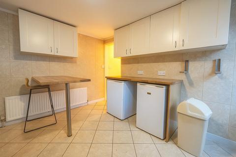 2 bedroom flat to rent, 2 Bedroom Flat To Let - HP13
