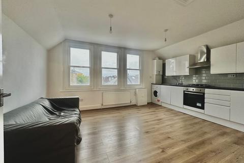 1 bedroom flat to rent, 4 Blandfield Road, SW12 8BG