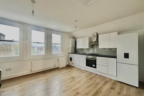 1 bedroom flat to rent, 4 Blandfield Road, SW12 8BG