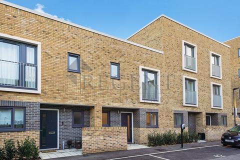 3 bedroom terraced house to rent, Springfield Place, Hornbeam Mews, SW17