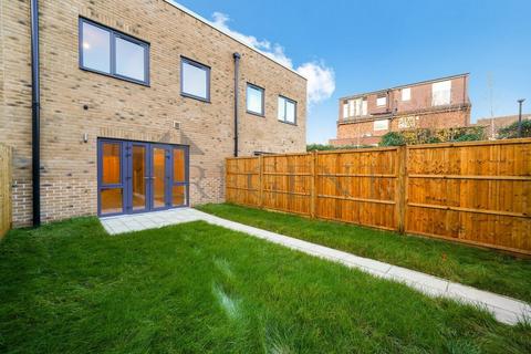 3 bedroom terraced house to rent, Springfield Place, Hornbeam Mews, SW17