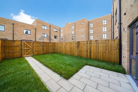 3 bedroom terraced house to rent, Springfield Place, Hornbeam Mews, SW17