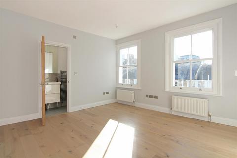 3 bedroom flat to rent, Disraeli Road, London