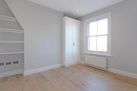 3 bedroom flat to rent, Disraeli Road, London