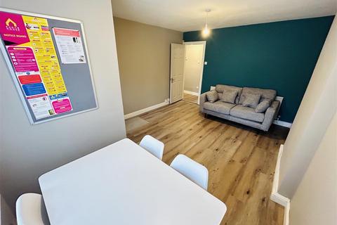 2 bedroom apartment to rent, High Lea Court, Ebberston Terrace, Hyde Park, Leeds