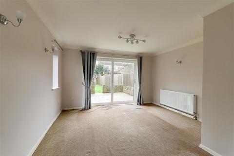 3 bedroom detached house to rent, Gainsborough Avenue, Worthing, BN14