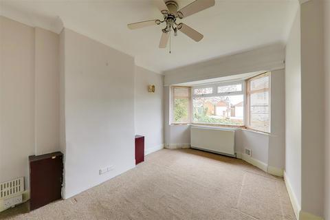 3 bedroom detached house to rent, Gainsborough Avenue, Worthing, BN14