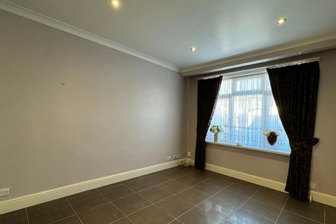 4 bedroom semi-detached house to rent, Hinton Avenue, Hounslow, Greater London, TW4