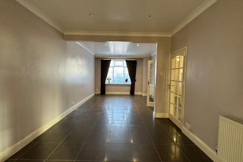 undefined, Hinton Avenue, Hounslow, Greater London, TW4