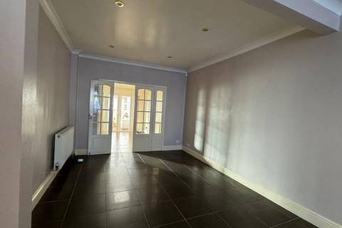 undefined, Hinton Avenue, Hounslow, Greater London, TW4