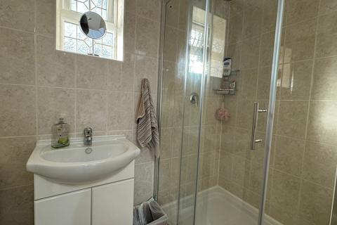 undefined, Hinton Avenue, Hounslow, Greater London, TW4