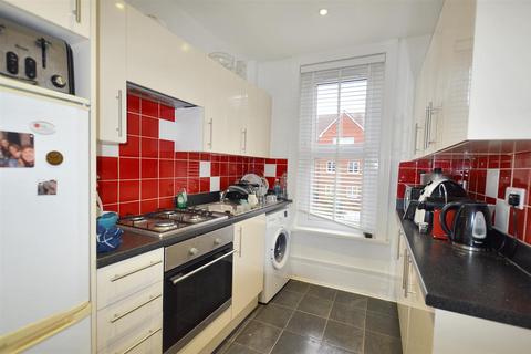 2 bedroom maisonette to rent, Bedfordwell Road, Eastbourne