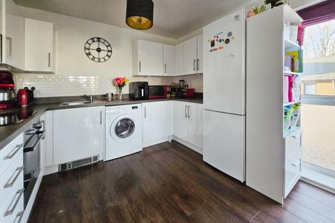 2 bedroom apartment for sale, Felnex Avenue, Wallington