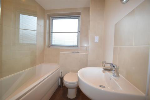 1 bedroom flat to rent, Madeira Grove, Woodford Green, IG8