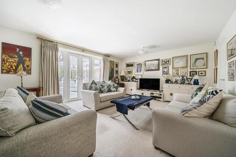 22 Bartone Place, Thame, OX9 3ED