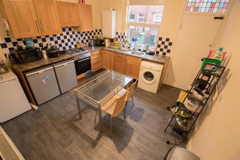 4 bedroom terraced house to rent, Welton Place, Hyde Park, Leeds, LS6 1EW