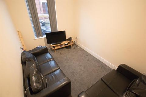 4 bedroom terraced house to rent, Welton Place, Hyde Park, Leeds, LS6 1EW