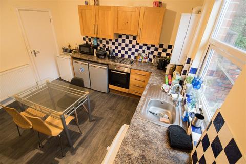 4 bedroom terraced house to rent, Welton Place, Hyde Park, Leeds, LS6 1EW