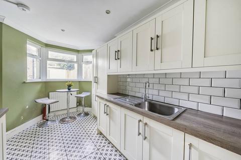 4 bedroom flat to rent, Khama Road, Tooting Broadway, London, SW17