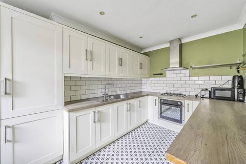 4 bedroom flat to rent, Khama Road, Tooting Broadway, London, SW17