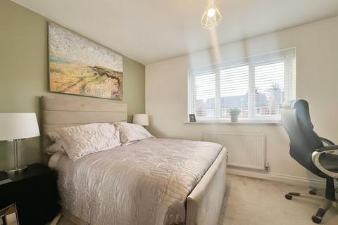 2 bedroom semi-detached house for sale, Meadowmeade, Leigh