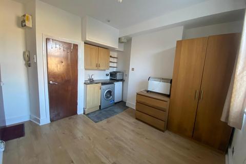 Studio to rent, Dunlace Road, Hackney