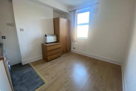 Studio to rent, Dunlace Road, Hackney