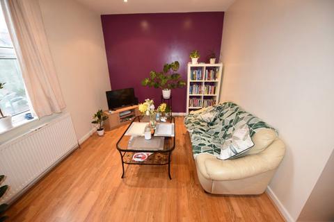 2 bedroom flat to rent, Cardigan Road