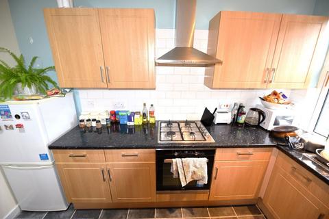 2 bedroom flat to rent, Cardigan Road