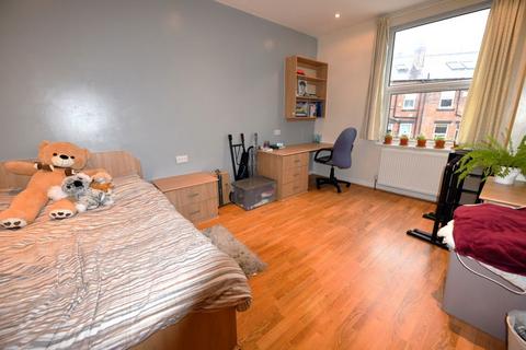 2 bedroom flat to rent, Cardigan Road