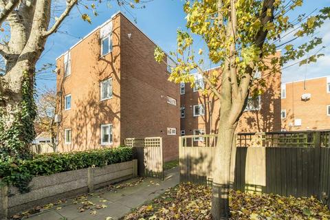 1 bedroom flat for sale, Kingham Close, London SW18