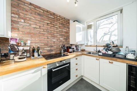 1 bedroom flat for sale, Kingham Close, London SW18