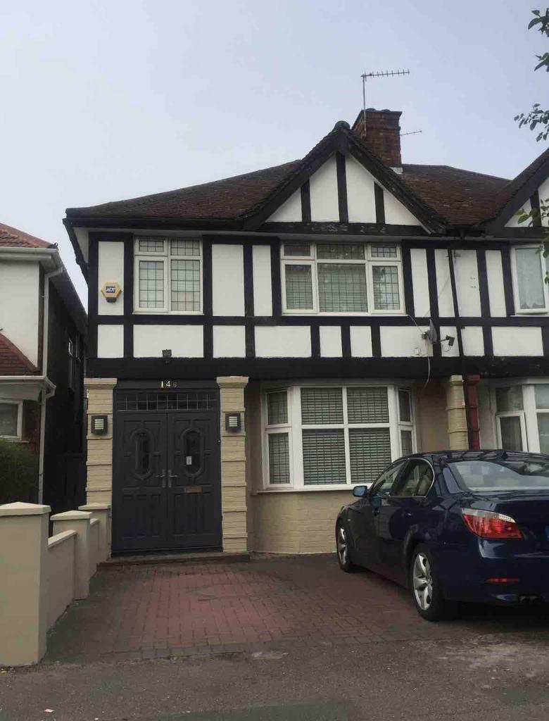 Immaculate 4/5 Bed Semi Detached house to let in