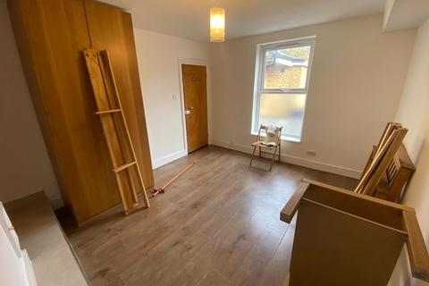 Studio to rent, Clarence Road, London, E5