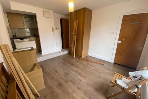 Studio to rent, Clarence Road, London, E5