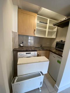 Studio to rent, Clarence Road, London, E5