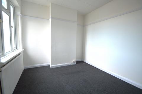 3 bedroom apartment to rent, Southall, Middlesex, UB1