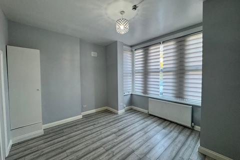 Studio to rent, 83 South Norwood Hill, London SE25