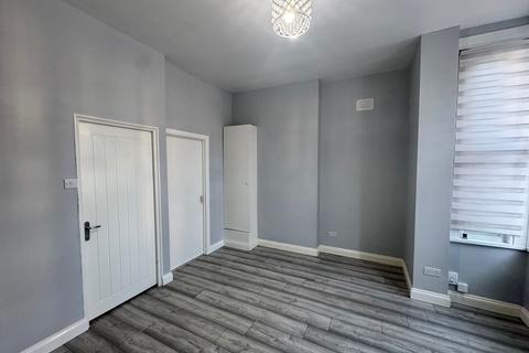 Studio to rent, 83 South Norwood Hill, London SE25