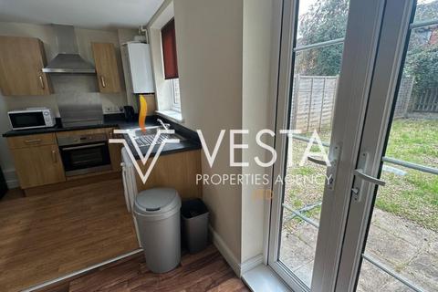 4 bedroom semi-detached house to rent, Dolphin Court, Coventry