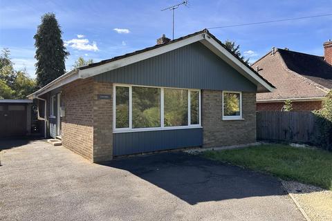 3 bedroom detached bungalow to rent, Avenue Road, Maids Moreton