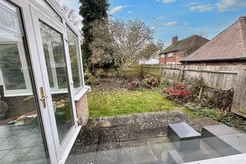 3 bedroom detached bungalow to rent, Avenue Road, Maids Moreton