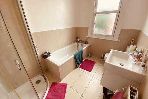 1 bedroom in a house share to rent, Maidstone Road, London N11