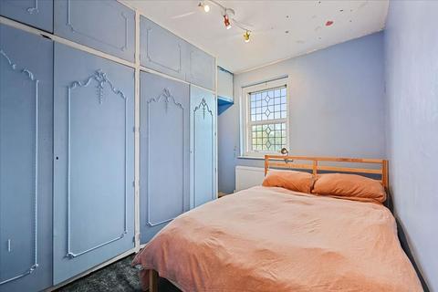 118 Saxon Drive, Acton, London, W3 0NT