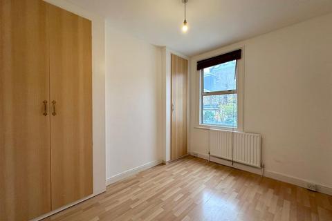 3 bedroom house to rent, Lealand Road, London