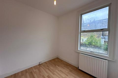 3 bedroom house to rent, Lealand Road, London