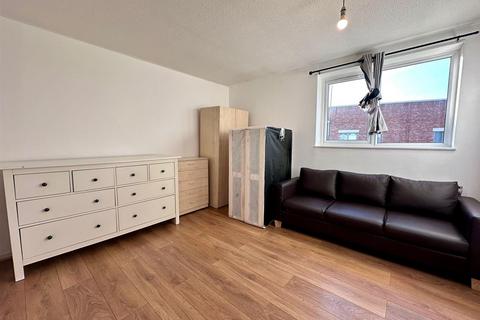 3 bedroom terraced house to rent, Lomond Close, London