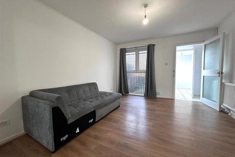 3 bedroom terraced house to rent, Lomond Close, London