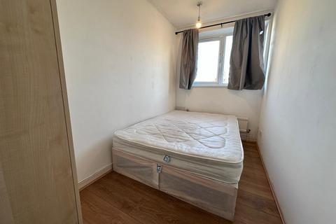 3 bedroom terraced house to rent, Lomond Close, London