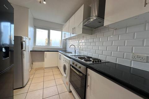 3 bedroom terraced house to rent, Lomond Close, London